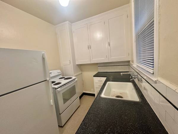 $1,195 / 450ft2 - Estudio Esquina Clásico + Estacionamiento Disponible (2167 NW Flanders / NW / Noroeste)63820883035907124