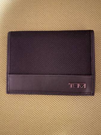 TUMI Alpha SLG Double Billfold for man in excellent condition 1