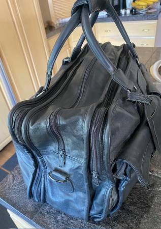 TUMI LEATHER BRIEFCASE - $150 (walnut creek)63471198565121121