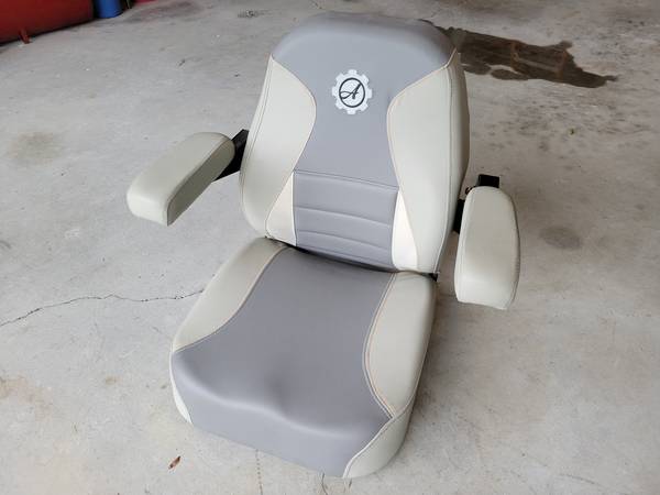 BRAND NEW Ariens/Gravely zero turn seat 1