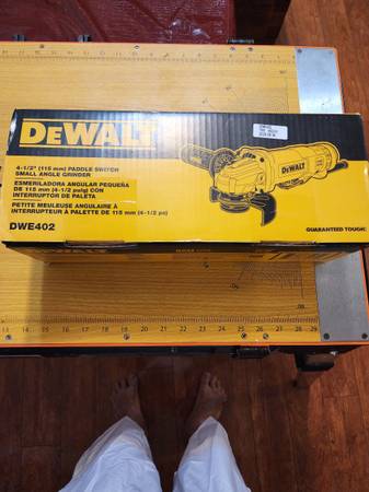 New Dewalt DWE402 4 1/2" Angle Grinder 1