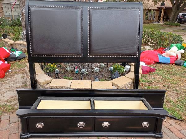 Queen size complete set with drawers and mattress 1