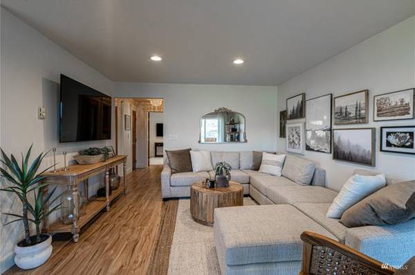 $1,300 / 1br - 667ft2 - The Lake, City & Mountain views are magnificent! No expense spared on (Chelan)63886983225985122