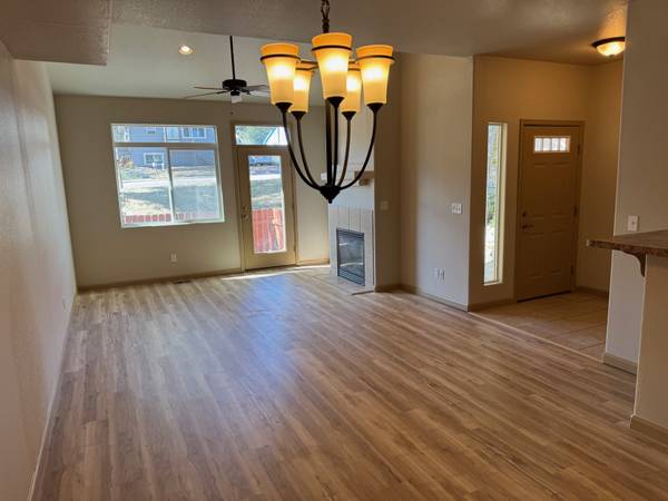 $1,995 / 2br - 1491ft2 - Westside 2 BR, 2 1/2 BA 2 Car Townhome (Colorado Springs)64150976383745121