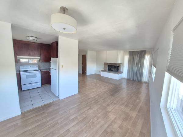 $2,950 / 2br - 1150ft2 - Encantador ático de 5º piso en Eastlake, a pie del lago Merritt 2 dormitorios 2 baños (oakland lake merritt / grand)63622983175553121