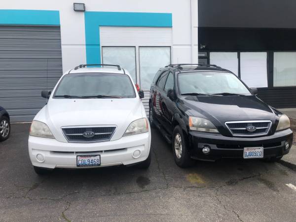 Two 2005 Kia Sorento LX 1 Black 1 White $500 each for parts - $500 (Federal Way)63624377068931120