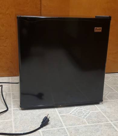 Avanti 1.6 cu. ft. Compact Mini Fridge Refrigerator 1