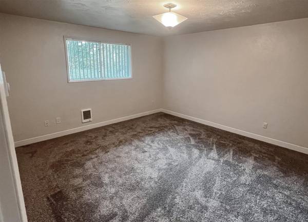 $1,450 / 2br - On Bus Route 19, By McNary Golf Club - 2 Bed Apt Near Everything (Keizer)63660428751491124