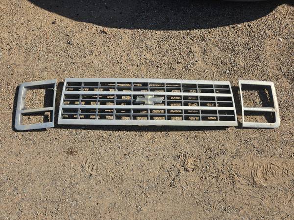 1989 - 1991 Chevy Blazer or Suburban Grille and Headlight Bezels 1