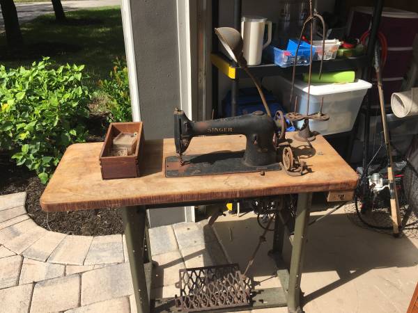 Singer Sewing Machine (1922) 1