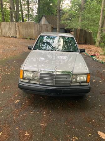 1989 Mercedes 300E - $3,90063620375283969124