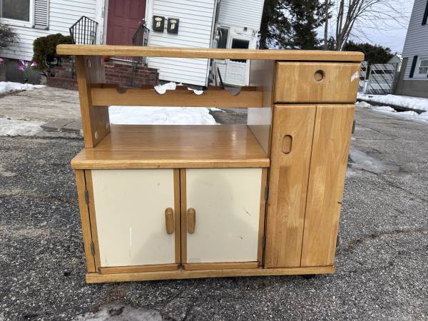 Curb Alert - FREE Kitchen Island with Wine Rack 1