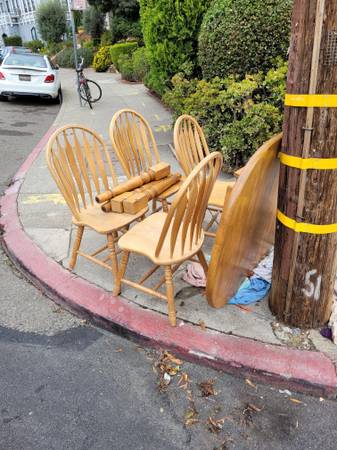 Free furniture (solid oak kitchen table and 4 chairs) 1