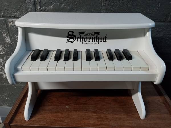 Schoenhut Traditional Spinet Toy Piano (25 Key) 1