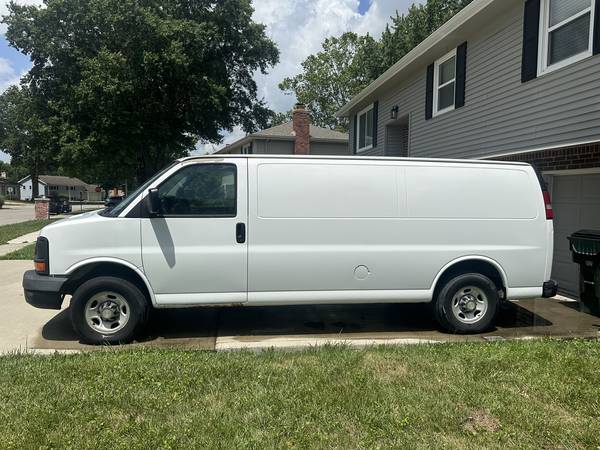 2008 Chevy Express Van (extended) 1