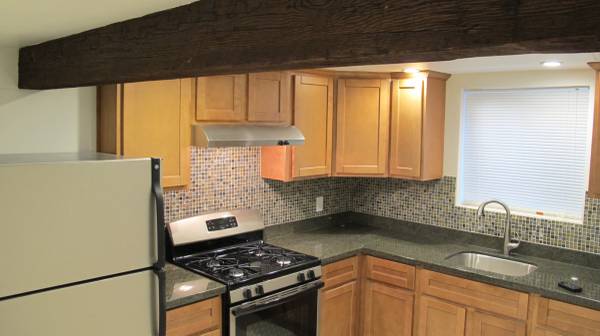 $2,000 / 1br - 1200ft2 - Hermoso Victorian In-Law con Amplio Patio Soleado - A 1 Cuadra de Bart (oakland north / temescal)63667941536771121