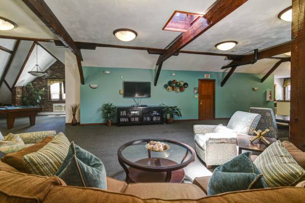 $1,875 / 1br - 724ft2 - Look no more- Colonial Village has what's in store (Manchester)63931921457410124