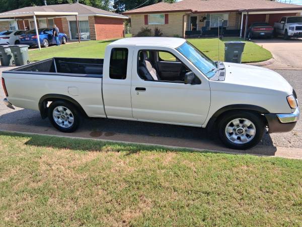 1999 Nissan truck 5 speed - $3,20063470593224449123