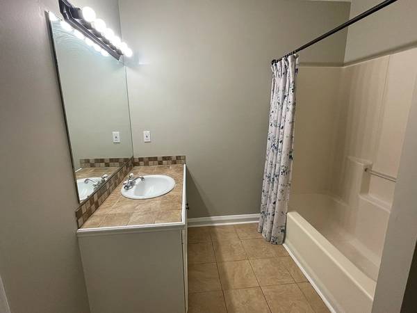 $1,050 / 3br - 1310ft2 - 3 habitaciones y 2 baños (Lafayette)63857515294209124