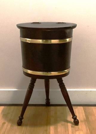 1970's VINTAGE 3 LEGGED SEWING BASKET 1