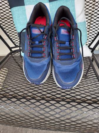 2 pares de zapatos para hombre Sketchers - $25 (Daleville)