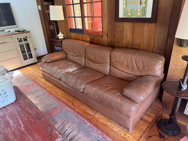 Beautiful old leather couch 1