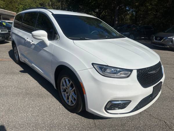 2022 Chrysler Pacifica Touring L - clean Carfax 1