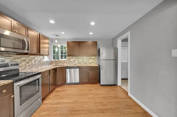 $900 / 2br - Este hogar de 2 dormitorios amplios y 1 baño en alquiler (1655 Yosemite St, Denver, CO)63679423866371122