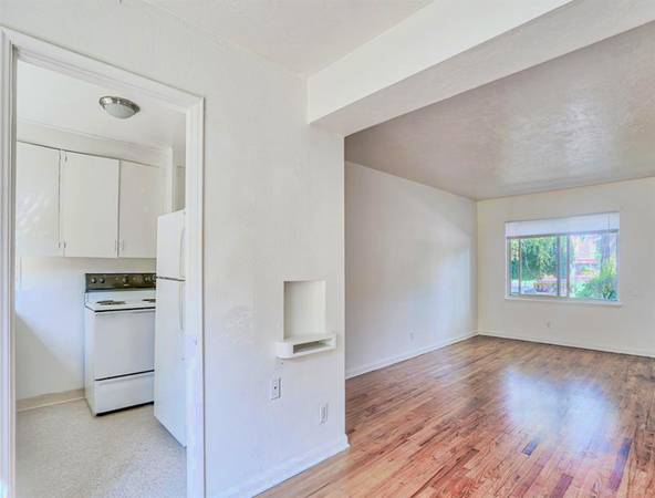 $1,350 / 1br - $300 DE DESCUENTO EN TU 1ER MES! Pisos de madera dura, calefacción individual, armarios grandes (Distrito Hawthorne)63841709244291121