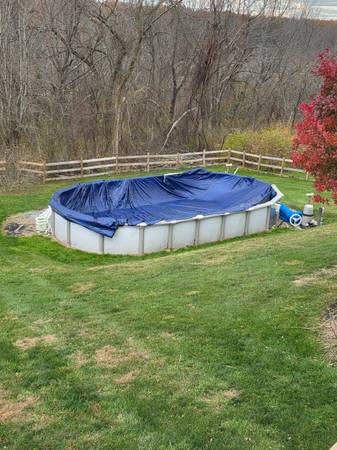 FREE: 33x18 Above Ground Pool (Must Disassemble & Haul) 1