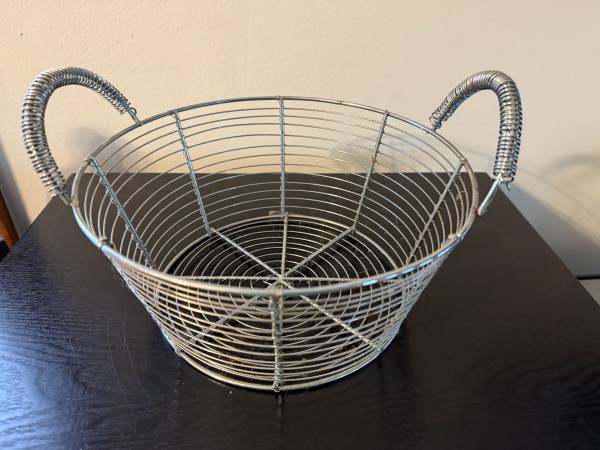 Round Metal Wire Handled Egg Fruit Basket 1