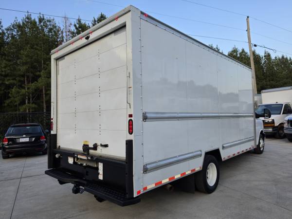 2021 GMC Savana 3500 17ft - Photo 5