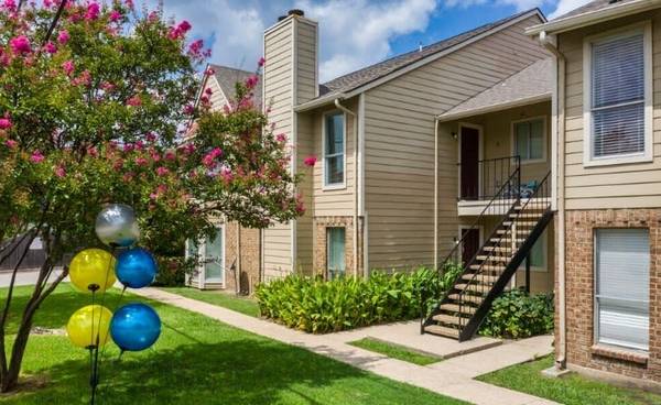 $1,199 / 2br - 950ft2 - Termostato electrónico, Amplios armarios, Ventilador de techo (707 W Buckingham Rd, Garland, TX)63846410784259120