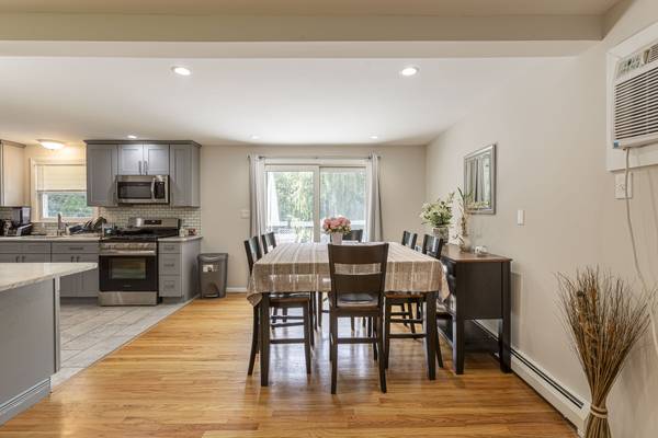 $425,000 / 3br - 1715ft2 - Windsor Raise Ranch move in ready- NEW PRICE (Windsor)63989073586819124