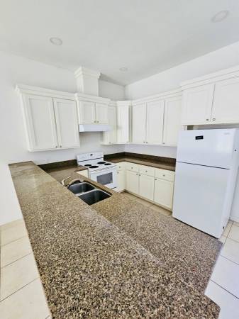 PET FRIENDLY HOME W PRIVATE PATIO!! 4321 JAN ST 1