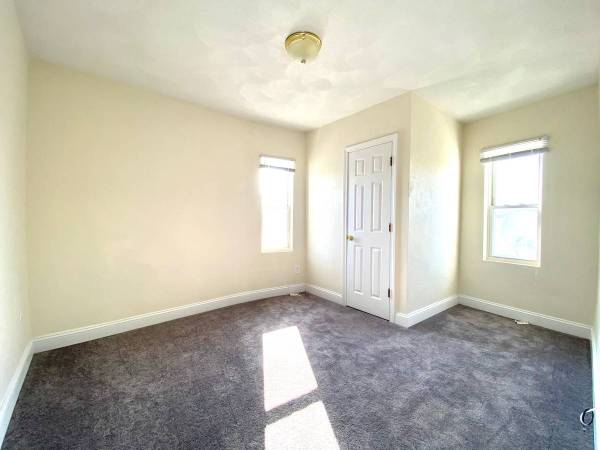 $3,300 / 3br - TOP FLOOR SUNNY 3 BED W/LAUNDRY IN EVERETT. CLOSE TO BUS/ T/ & BOSTON (EVERETT)63810039670785123