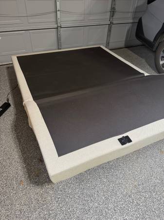 Adjustable queen mattress base w/madsage 1