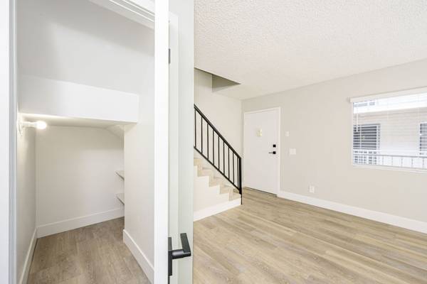 $2,645 / 2br - 1000ft2 - 💎 Designer Touches + Gated Entry – 2BR Hobart Apartment!63840113639811120