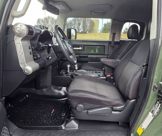 2014 Toyota FJ Cruiser 4WD! - Photo 12