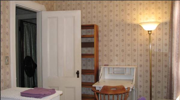 $1,200 / 3br - F/ travel nurses, interns/grad students, business women, etc. (Medford)63912517337091122
