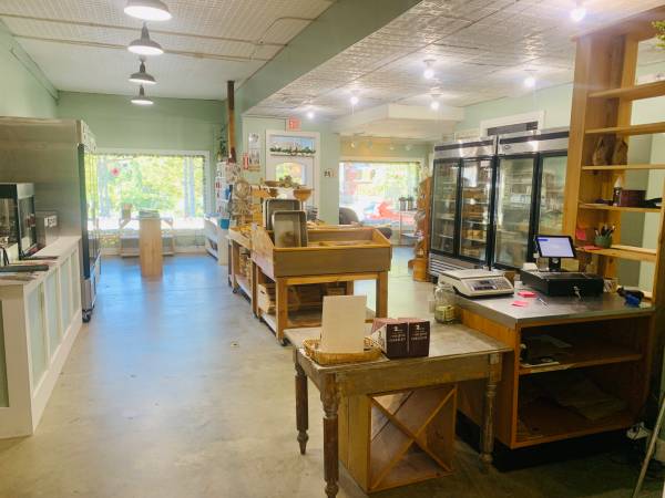$2,350 / 1350ft2 - Commercial Space on Main Street (Warner)63932057329539120