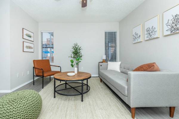 $990 / 1br - 680ft2 - Bright Contemporary Kitchen, Walk-in Closets, 1/BD (2501 Webb Chapel Ext, Dallas, TX)63622616019969123