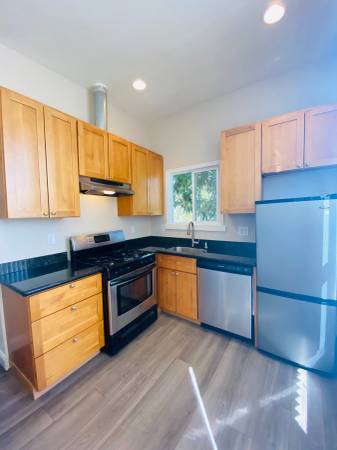 $1,795 / 1br - 750ft2 - 1 block to Fruitvale BART! In-unit Laundry, High ceilings (oakland east)63880013470593121