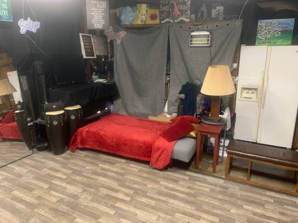 Studio space with common area use in house 1