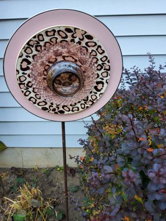 Garden Plate Art Pink Leapard 1