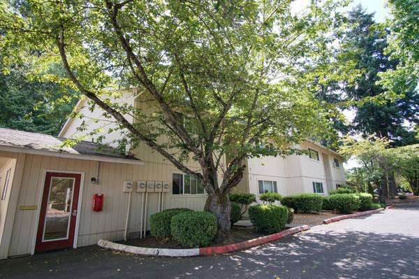 $1,245 / 1br - Bright Top Floor Corner 1Bdr w /Creekside Balcony! (Gresham)63895124431363120