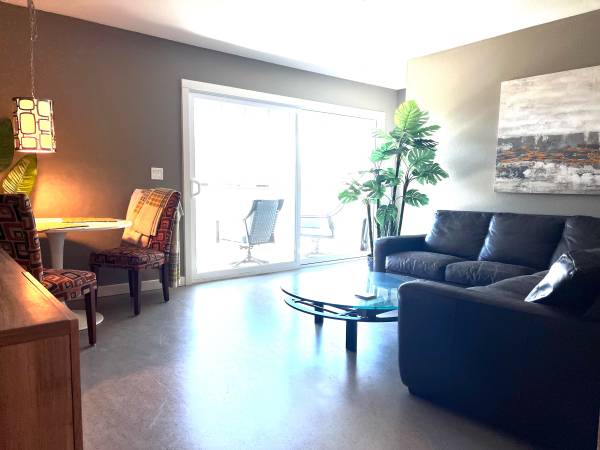 $1,225 / 3br - Large room in Ventura Keys (Ventura Keys)63800474555779122