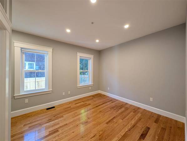 $4,200 / 3br - --- Stunning 3+ Bed 2 Baths -- Laundry in Unit - 3  Parking Spots - (Medford)63931251585538122