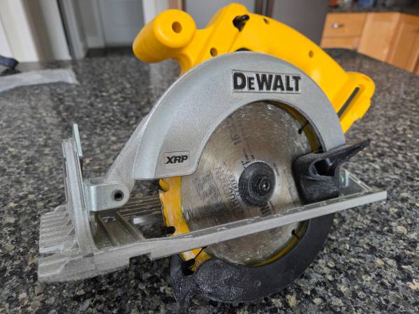 De Walt cordless circular saw. 18v NEW PRICE 1