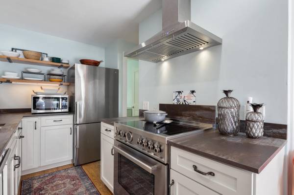 $1,345 / 1br - 573ft2 - Ejoy condo living in this great community in Key West! (Key West)63944429516546124